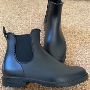 Black ankle rain boots